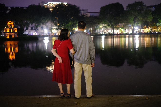 Các cặp đôi đổ ra đường tận hưởng không khí ngọt ngào đêm Valentine Hà Thành - Ảnh 4.