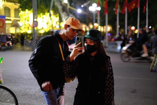 Các cặp đôi đổ ra đường tận hưởng không khí ngọt ngào đêm Valentine Hà Thành - Ảnh 3.