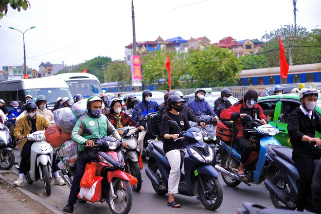 Hà Nội ùn tắc mọi ngả đường, người dân lỉnh kỉnh đồ đạc quay lại thủ đô sau kỳ nghỉ lễ - Ảnh 3.