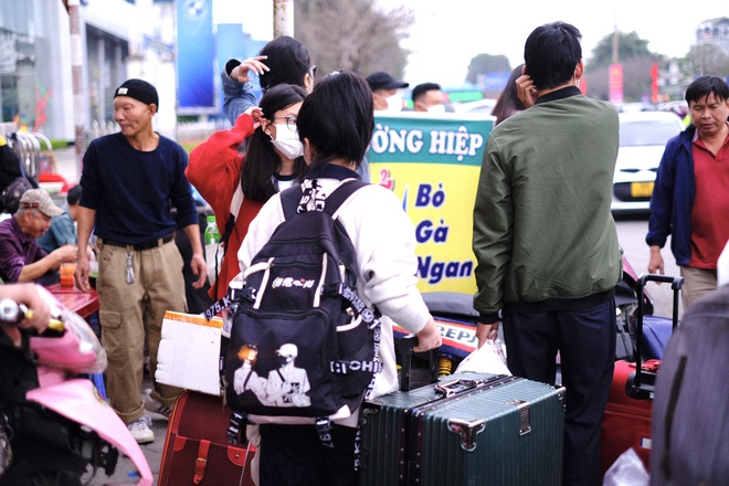 Hà Nội ùn tắc mọi ngả đường, người dân lỉnh kỉnh đồ đạc quay lại thủ đô sau kỳ nghỉ lễ - Ảnh 16.