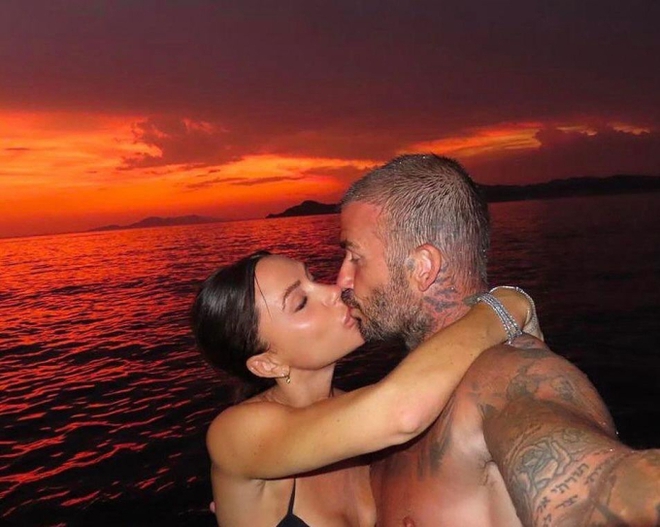 David Beckham đăng ảnh cực lãng mạn nhân ngày Valentine, bà xã Victoria lại khiến tất cả bật cười bằng clip chưa từng công bố - Ảnh 1.