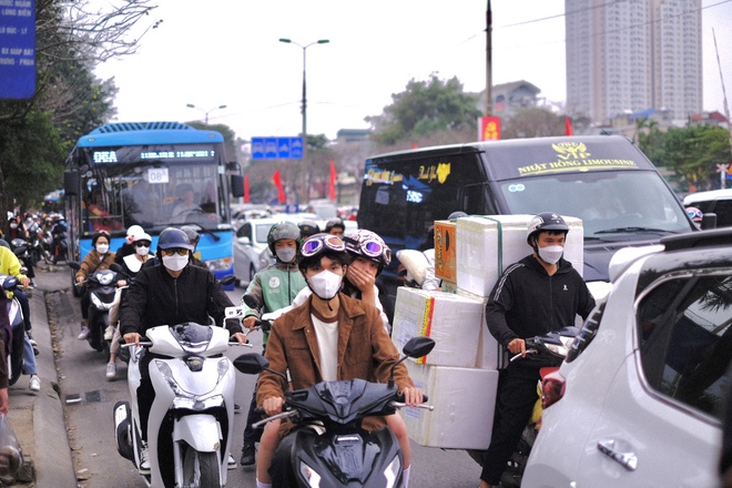 Hà Nội ùn tắc mọi ngả đường, người dân lỉnh kỉnh đồ đạc quay lại thủ đô sau kỳ nghỉ lễ - Ảnh 11.