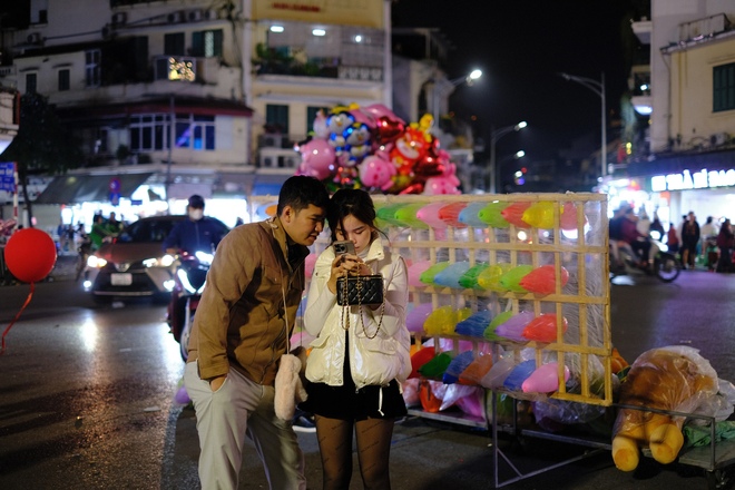 Các cặp đôi đổ ra đường tận hưởng không khí ngọt ngào đêm Valentine Hà Thành - Ảnh 6.