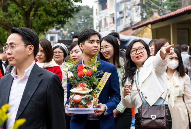 &ldquo;Biển người đổ về Phủ T&acirc;y Hồ, chen ch&acirc;n v&aacute;i vọng cầu b&igrave;nh an ng&agrave;y đầu năm - Ảnh 13.