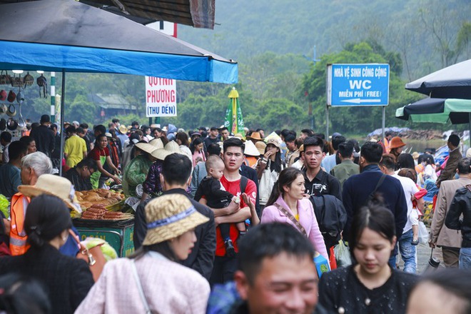 Hàng vạn người “đội mưa”, vạ vật đi lễ trong ngày khai hội chùa Hương - Ảnh 20.