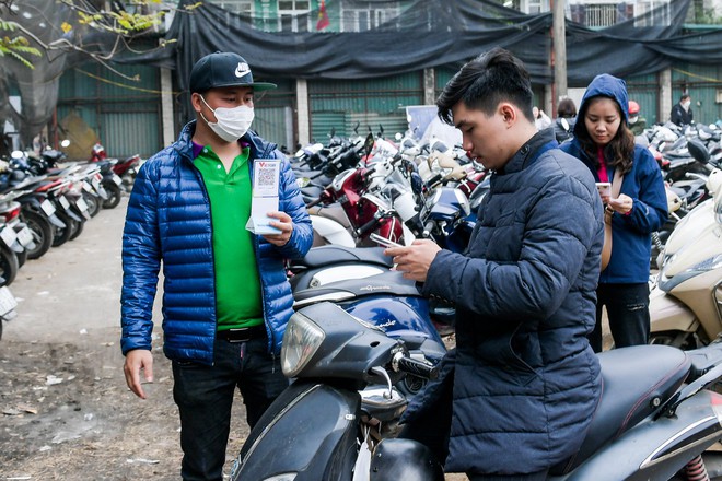 &ldquo;Biển người đổ về Phủ T&acirc;y Hồ, chen ch&acirc;n v&aacute;i vọng cầu b&igrave;nh an ng&agrave;y đầu năm - Ảnh 4.