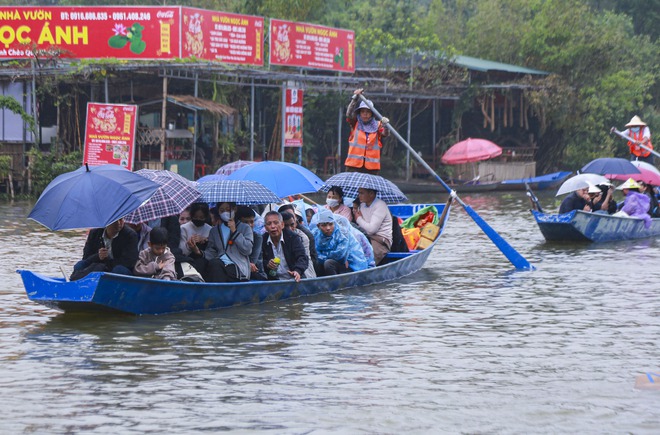 Hàng vạn người “đội mưa”, vạ vật đi lễ trong ngày khai hội chùa Hương - Ảnh 11.