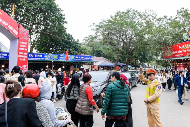 &ldquo;Biển người đổ về Phủ T&acirc;y Hồ, chen ch&acirc;n v&aacute;i vọng cầu b&igrave;nh an ng&agrave;y đầu năm - Ảnh 3.