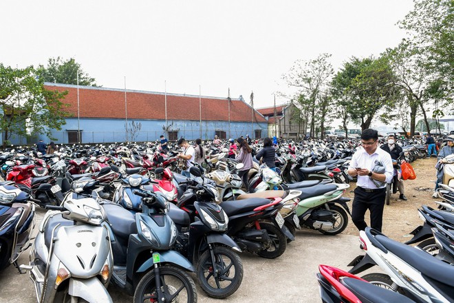 &ldquo;Biển người đổ về Phủ T&acirc;y Hồ, chen ch&acirc;n v&aacute;i vọng cầu b&igrave;nh an ng&agrave;y đầu năm - Ảnh 2.