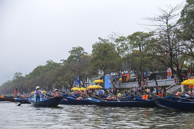 Hàng vạn người “đội mưa”, vạ vật đi lễ trong ngày khai hội chùa Hương - Ảnh 3.
