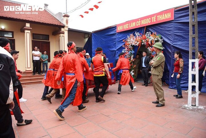 Bắc Ninh: Dân làng Ném Thượng tổ chức nghi lễ chém lợn trong phòng kín - Ảnh 2.