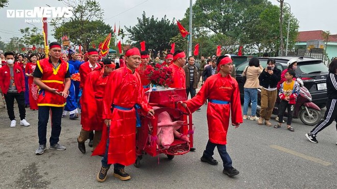 Bắc Ninh: Dân làng Ném Thượng tổ chức nghi lễ chém lợn trong phòng kín - Ảnh 1.