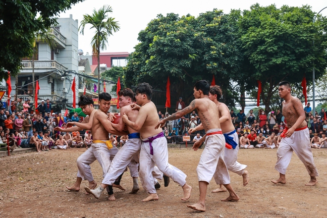 Trai tráng đôi mươi mình đồng da sắt hừng hực chiến đấu trong lễ hội vật cầu độc đáo làng Thúy Lĩnh - Ảnh 9.