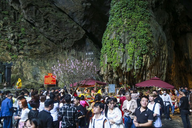 Hàng vạn người “đội mưa”, vạ vật đi lễ trong ngày khai hội chùa Hương - Ảnh 17.