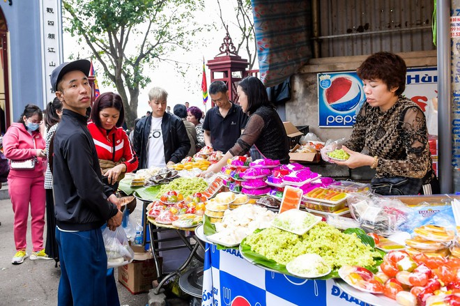 &ldquo;Biển người đổ về Phủ T&acirc;y Hồ, chen ch&acirc;n v&aacute;i vọng cầu b&igrave;nh an ng&agrave;y đầu năm - Ảnh 9.