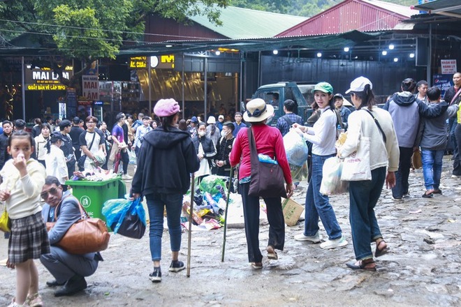 Hàng vạn người “đội mưa”, vạ vật đi lễ trong ngày khai hội chùa Hương - Ảnh 14.