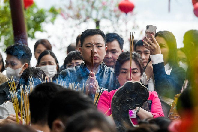 &ldquo;Biển người đổ về Phủ T&acirc;y Hồ, chen ch&acirc;n v&aacute;i vọng cầu b&igrave;nh an ng&agrave;y đầu năm - Ảnh 6.