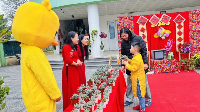 Học sinh Hà Nội vui trở lại trường sau kỳ nghỉ Tết - Ảnh 4.