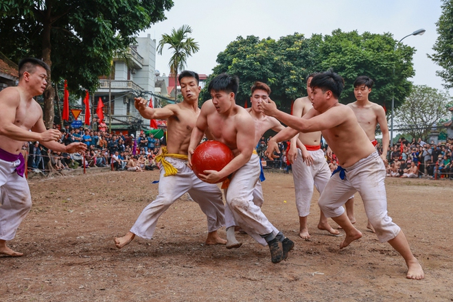 Trai tráng đôi mươi mình đồng da sắt hừng hực chiến đấu trong lễ hội vật cầu độc đáo làng Thúy Lĩnh - Ảnh 5.