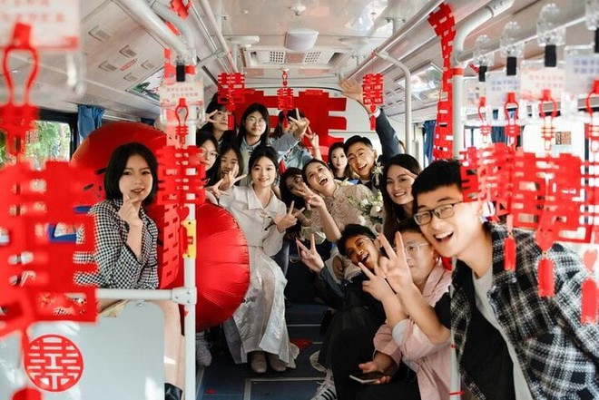 Đám cưới trên xe buýt - Trào lưu lạ của các cặp đôi Trung Quốc - Ảnh 2.
