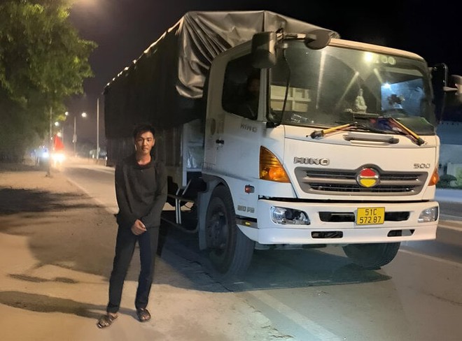 T&agrave;i xế t&ocirc;ng xe đang dừng đ&egrave;n đỏ l&agrave;m 1 người chết rồi bỏ trốn - Ảnh 1.