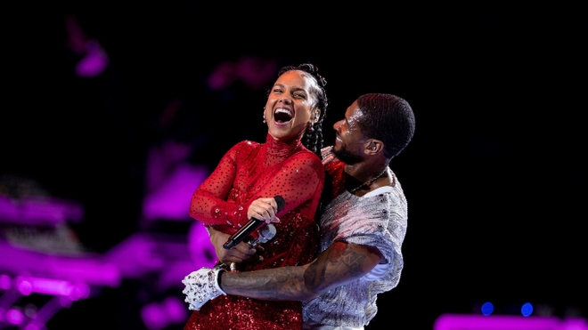 Diễn ca khúc thắng Grammy tại Super Bowl nhưng Alicia Keys 4 lần bị crack giọng, bể ngay từ nốt cao đầu tiên! - Ảnh 4.