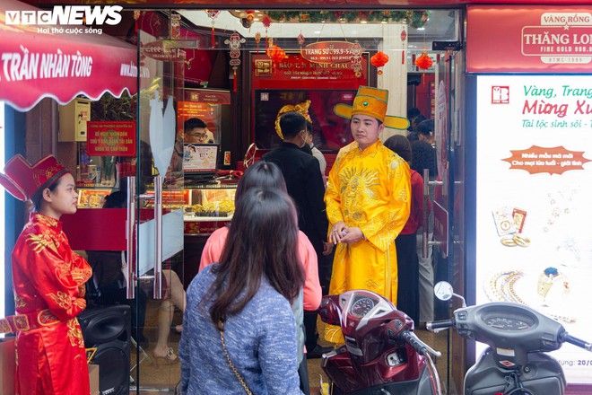 Cửa hàng vàng Hà Nội trang hoàng bắt mắt, chuẩn bị hốt bạc ngày vía Thần Tài - Ảnh 10.