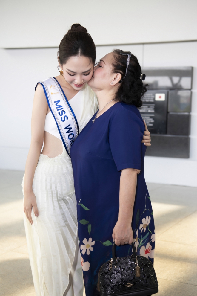 Mai Phương mang 140 kg hành lý lên đường thi Miss World: Dàn hậu đến sân bay tiễn, Hoa hậu Ý Nhi gọi điện cổ vũ - Ảnh 3.