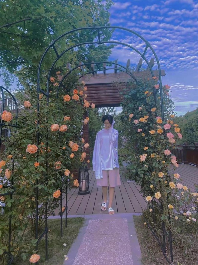 Chị đẹp xứ Trung nổi rần rần trên mạng xã hội nhờ tự tay vun trồng một vườn rau đẹp như truyện cổ tích - Ảnh 9.
