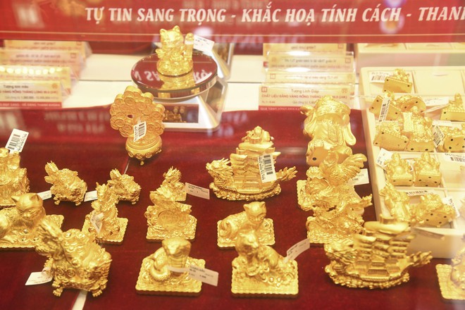 Nhân viên “bán vàng không kịp nghỉ tay” vì người dân xếp hàng mua đông nghịt trước ngày vía Thần Tài - Ảnh 9.