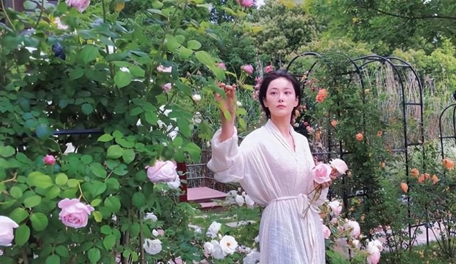 Chị đẹp xứ Trung nổi rần rần trên mạng xã hội nhờ tự tay vun trồng một vườn rau đẹp như truyện cổ tích - Ảnh 1.