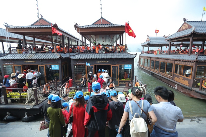 Xếp hàng dài, chờ hơn nửa tiếng để được lên thuyền đi lễ chùa đầu năm - Ảnh 9.