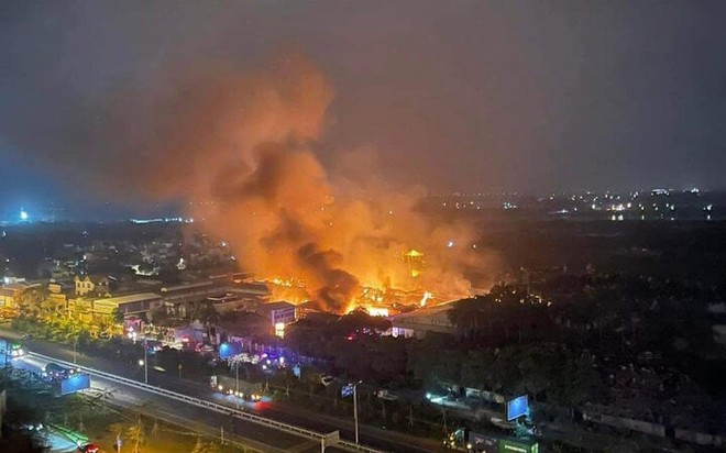 Xuyên đêm dập đám cháy lớn tại công ty bao bì ở Hải Dương - Ảnh 1.