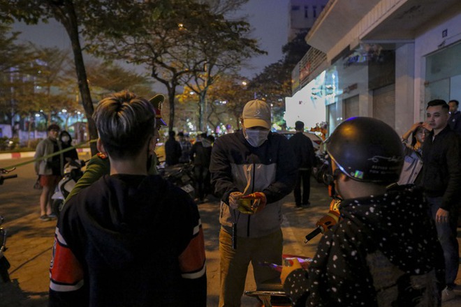 Hà Nội: Thiếu niên mua dùi cui điện mini để thể hiện với lực lượng 141 - Ảnh 9.