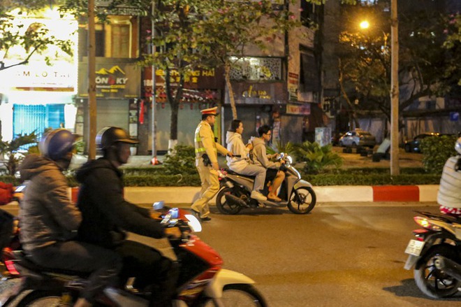 Hà Nội: Thiếu niên mua dùi cui điện mini để thể hiện với lực lượng 141 - Ảnh 5.