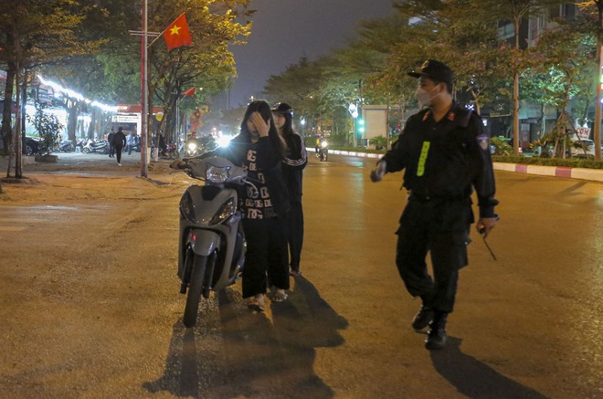 Hà Nội: Thiếu niên mua dùi cui điện mini để thể hiện với lực lượng 141 - Ảnh 4.