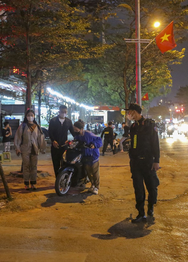 Hà Nội: Thiếu niên mua dùi cui điện mini để thể hiện với lực lượng 141 - Ảnh 3.