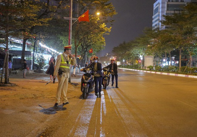 Hà Nội: Thiếu niên mua dùi cui điện mini để thể hiện với lực lượng 141 - Ảnh 2.