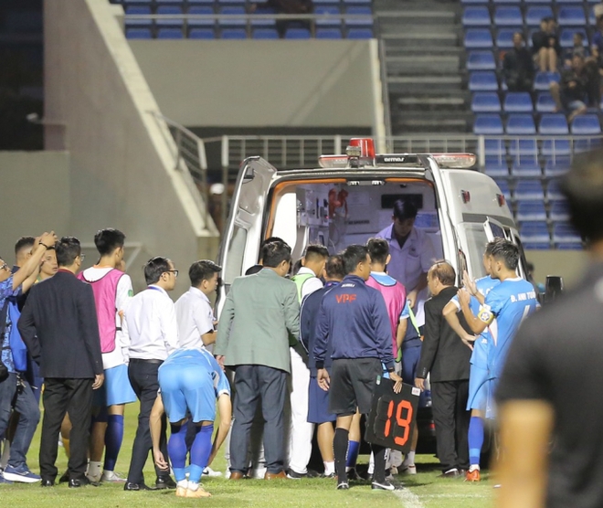 Sự cố bóng đá Việt Nam: Tiền đạo đội tuyển Việt Nam va chạm dẫn đến bất tỉnh phải đi cấp cứu - Ảnh 6.