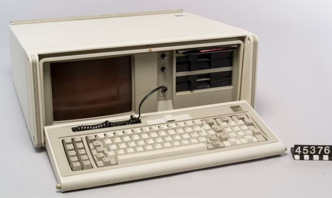 Kinh ngạc cân nặng của máy tính xách tay từ 40 năm trước, giúp bạn tập tạ khi đi trên đường - Ảnh 1.