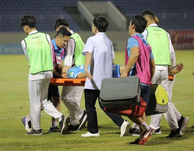 Sự cố bóng đá Việt Nam: Tiền đạo đội tuyển Việt Nam va chạm dẫn đến bất tỉnh phải đi cấp cứu - Ảnh 5.