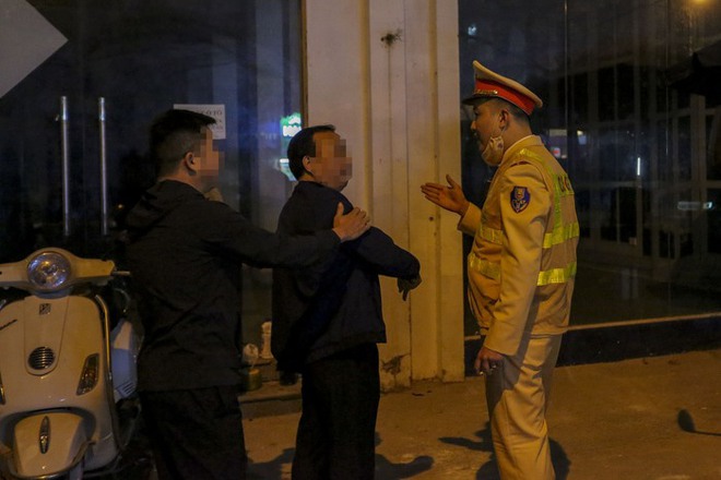 Hà Nội: Thiếu niên mua dùi cui điện mini để thể hiện với lực lượng 141 - Ảnh 14.