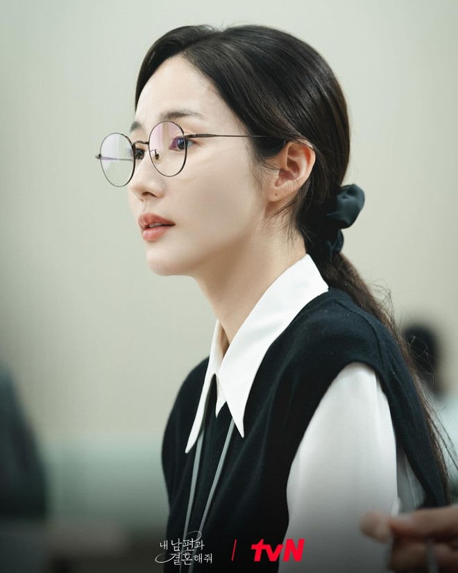 View - Dường như đến chiếc scrunchies cũng thể hiện được sự thay đổi của "phú bà" Park Min Young