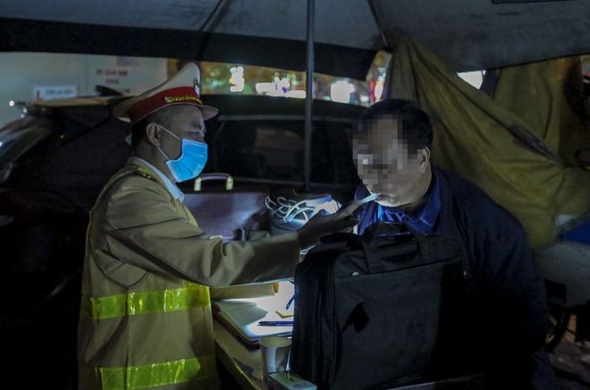 Hà Nội: Thiếu niên mua dùi cui điện mini để thể hiện với lực lượng 141 - Ảnh 12.