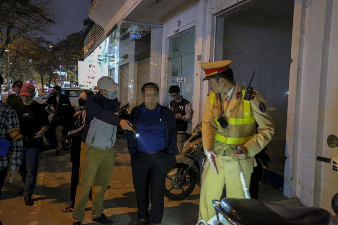 Hà Nội: Thiếu niên mua dùi cui điện mini để thể hiện với lực lượng 141 - Ảnh 11.