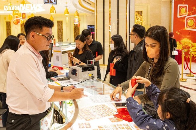 Gi&aacute; v&agrave;ng nhẫn lập kỷ lục mới 65,6 triệu đồng/lượng v&agrave;o ng&agrave;y v&iacute;a Thần T&agrave;i - Ảnh 1.