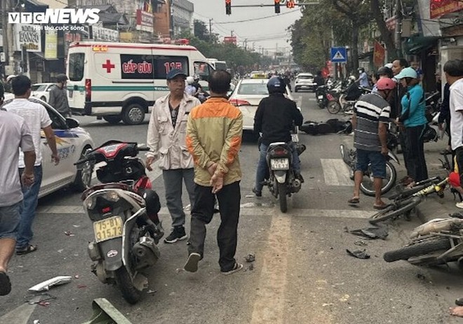 Taxi đ&acirc;m li&ecirc;n ho&agrave;n nhiều xe m&aacute;y ở TP Huế, 5 người nhập viện - Ảnh 1.