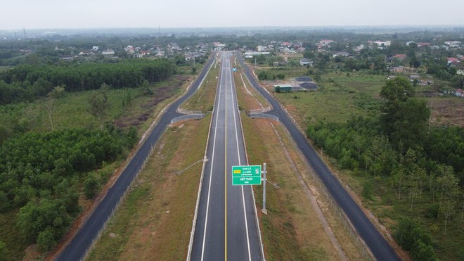 Thủ tướng yêu cầu tổ chức giao thông hợp lý trên cao tốc Cam Lộ - La Sơn - Ảnh 2.
