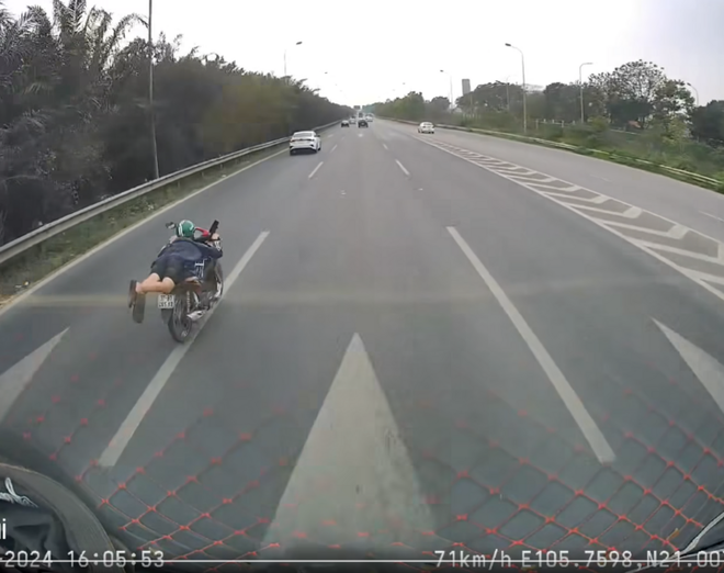 T&agrave;i xế nằm rạp l&ecirc;n y&ecirc;n xe m&aacute;y, tạt đầu loạt &ocirc; t&ocirc; tr&ecirc;n Đại lộ Thăng Long - Ảnh 1.