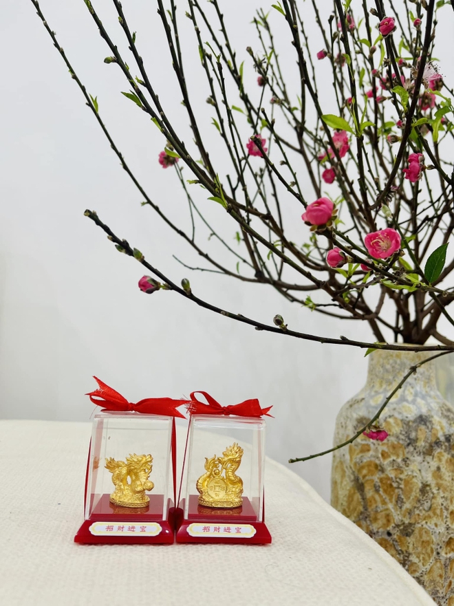Sao Việt trong ngày Thần Tài 2024: Phương Anh Đào đi mua vàng tự thưởng, Ngọc Trinh diện cả cây đỏ làm lễ đầu năm - Ảnh 7.